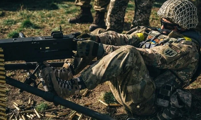 Прапор України на фоні війни