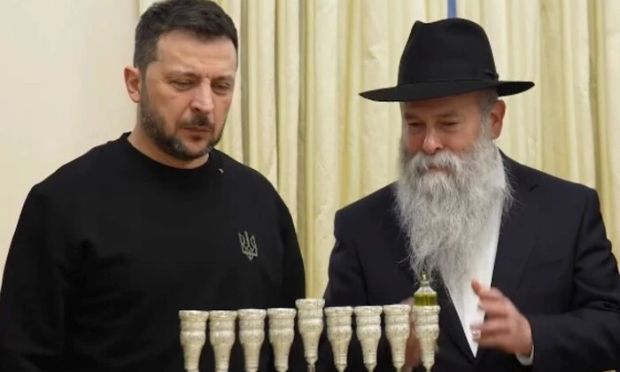 Президент разом з рабинами запалює ханукальні свічки