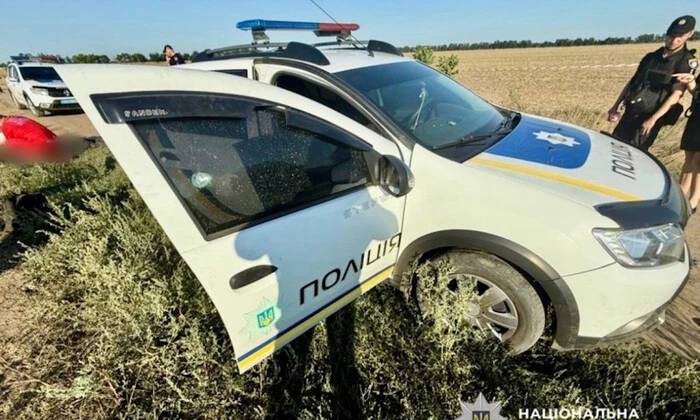 Водій мопеда стріляє в поліцейських