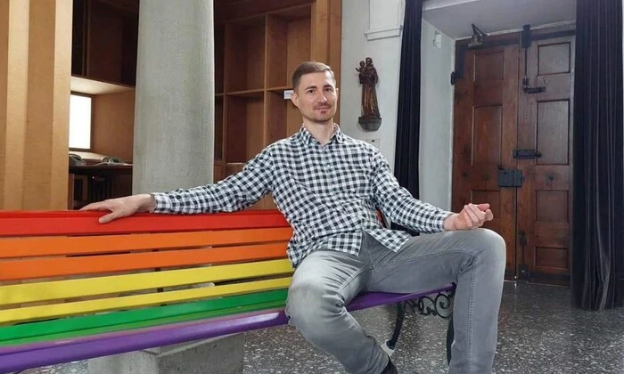 Problems due to the bench in LGBT colors