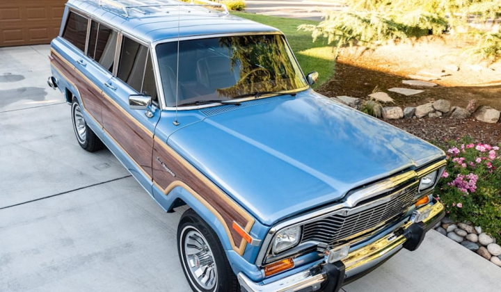 Зображення класичного Jeep Grand Wagoneer з новим двигуном V8