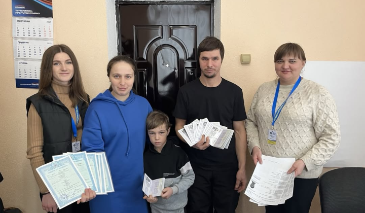 Семья из 8 человек получила заграничные паспорта