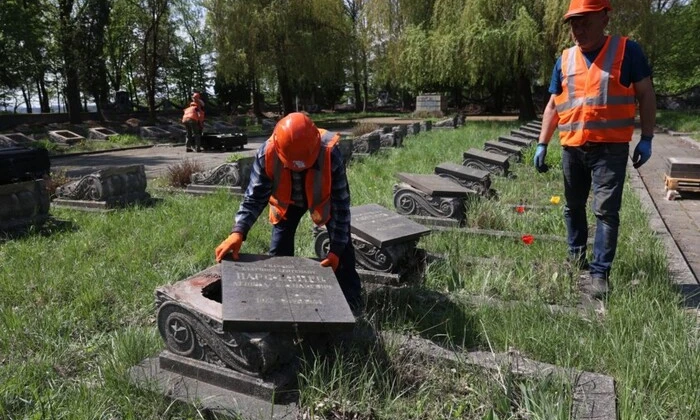 Солдаты советской армии во время эксгумации