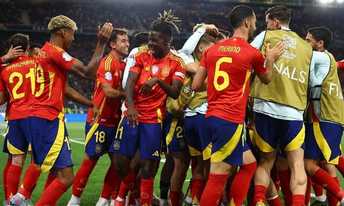 Гравець забиває гол у ворота