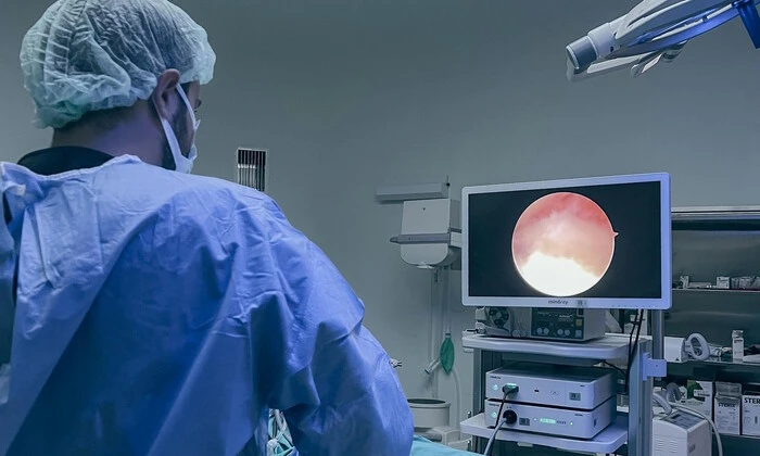 Мальчик в больнице во время эндоскопии