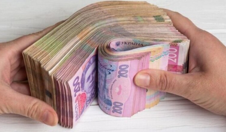 Людина лежить на грошах