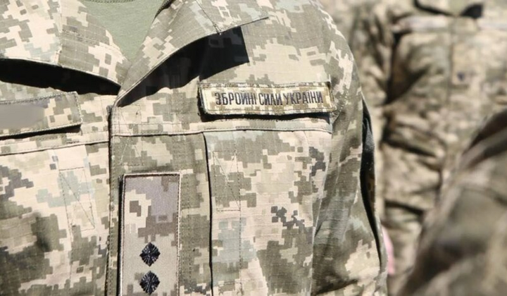 Молодий чоловік з повісткою в руках