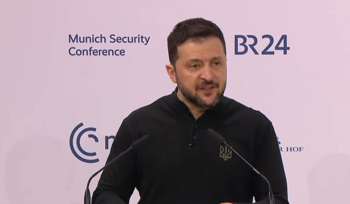 Зеленский выступает перед аудиторией в Мюнхене