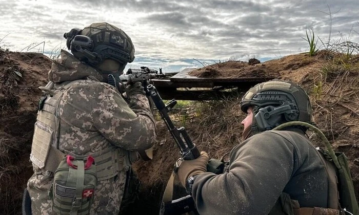 На фото несколько воинов на передовой