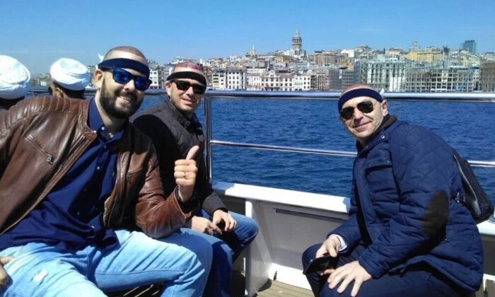 Туристи з бинтами головах Туреччини