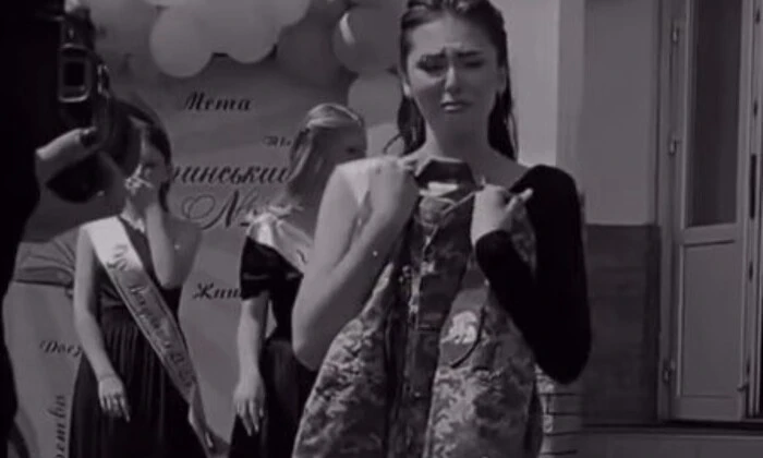 Дівчина танцює з військовою формою