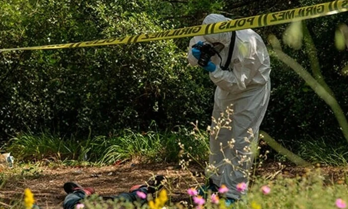 Тіло чоловіка з запискою на російській