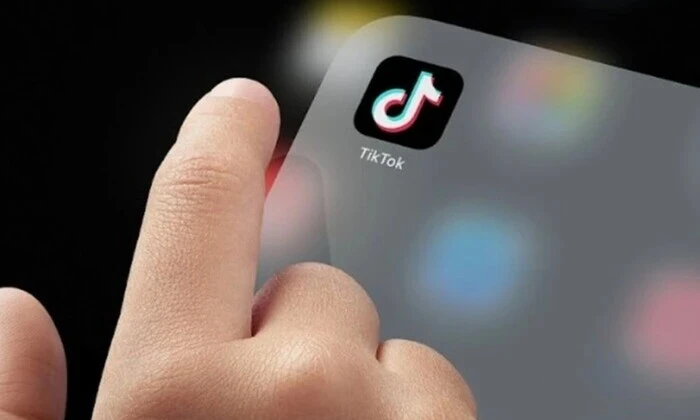 Логотип TikTok на смартфоні