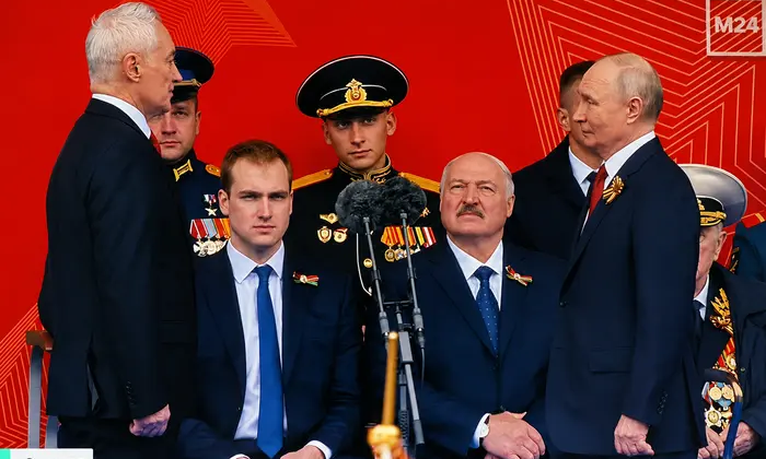 Лукашенко і син Микола на параді