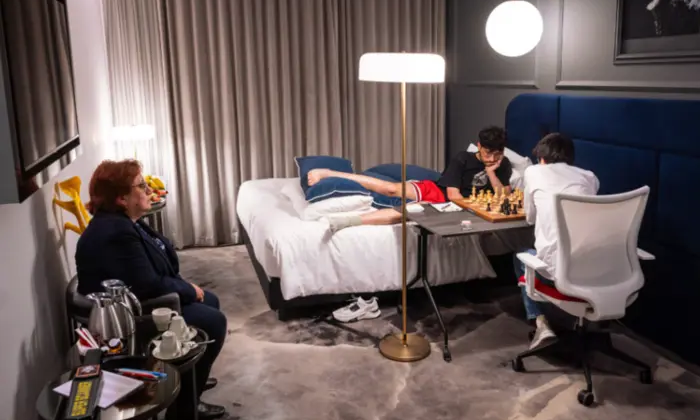 Шахіст зіграв партію Grand Chess Tour лежачи в ліжку через травму