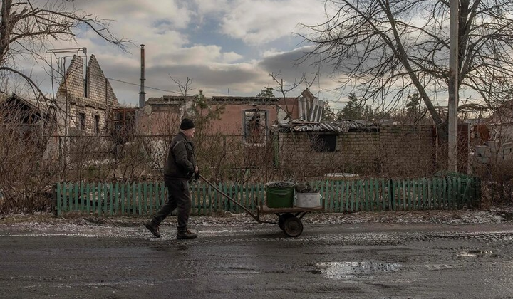 Втрачаючи майно, люди тікають з України