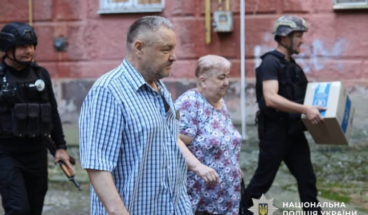 Evacuation of elderly residents of Kherson under fire