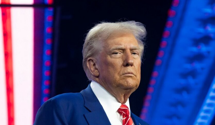 Портрети Трампа і Путіна на фоні українського прапору