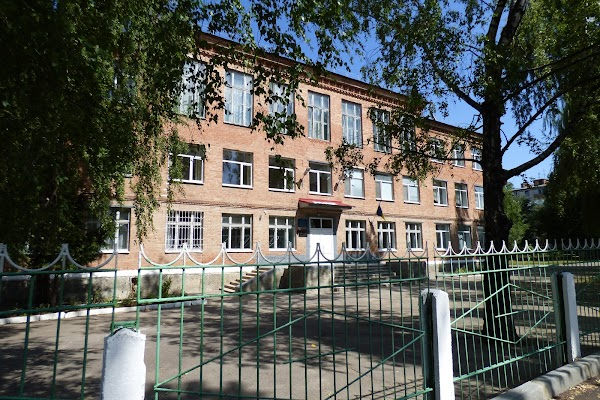 Дівчина з арбалетом стріляє у вчителів