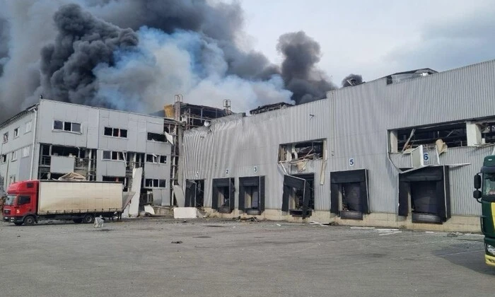 Росіяни атакують склад серветок і памперсів