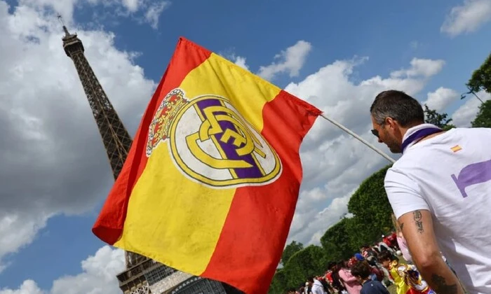 Логотип Реал Мадрид на фоне стадиона