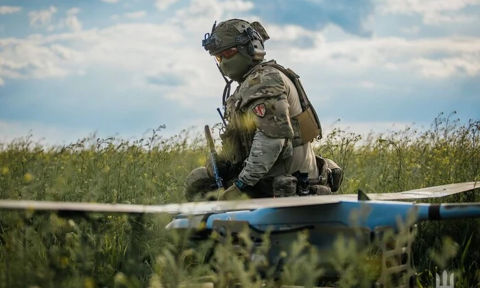 Российские войска на фоне танка