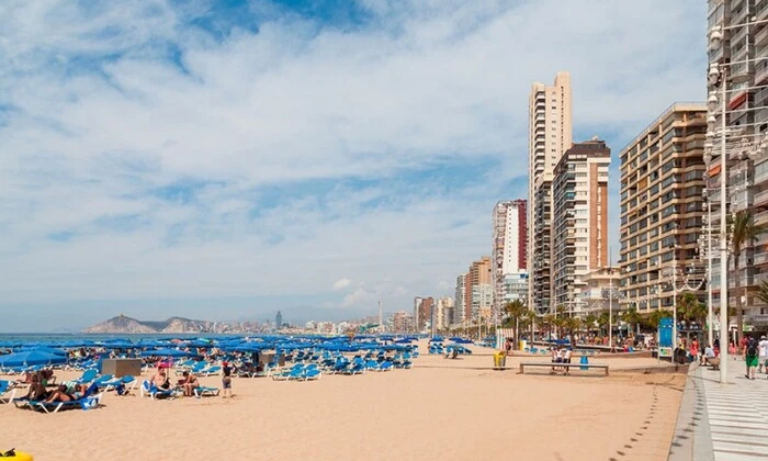 Пляж с черным флагом в Испании