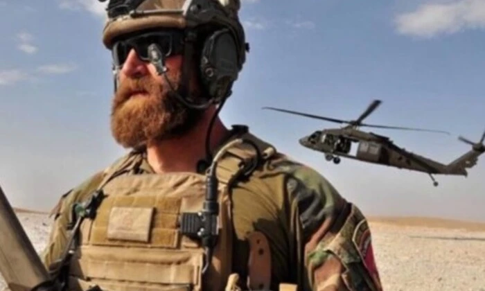 Военный с толстым животом