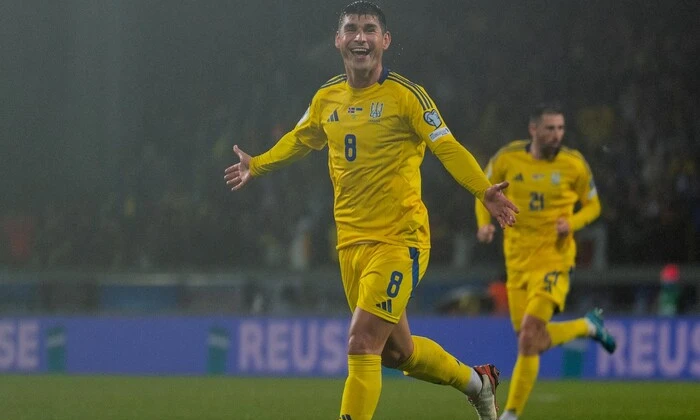 Памятник советскому маршалу на улице