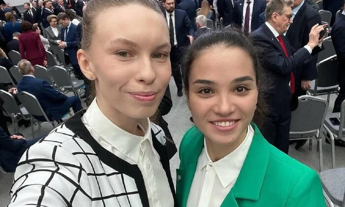 Ковзанярка Саютіна на виставці з Путіним