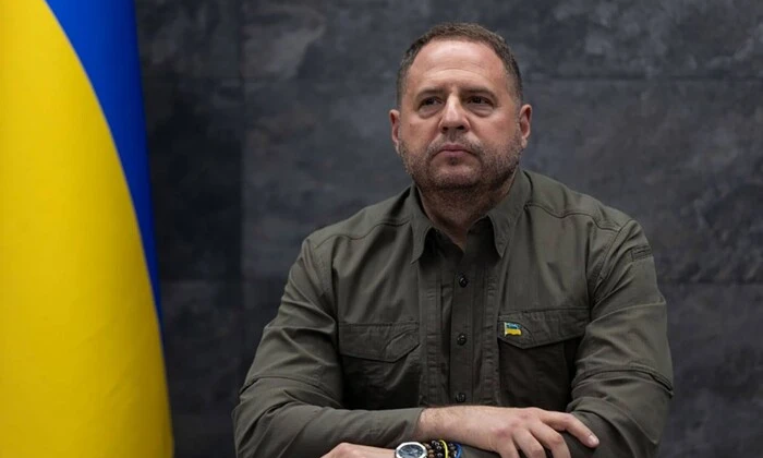 Андрій Єрмак зіставляє тексти закону