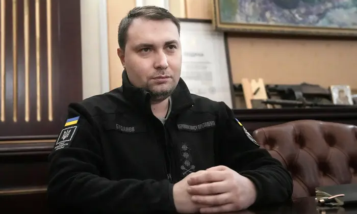 Генерал Буданов разговаривает по телефону