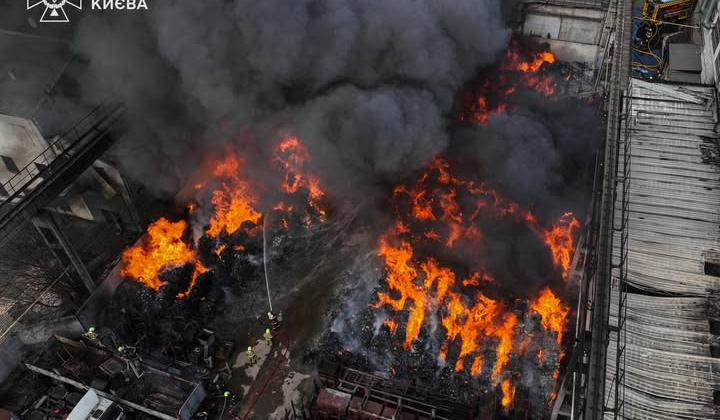 Пожежа у Києві: 83 рятувальники на місці