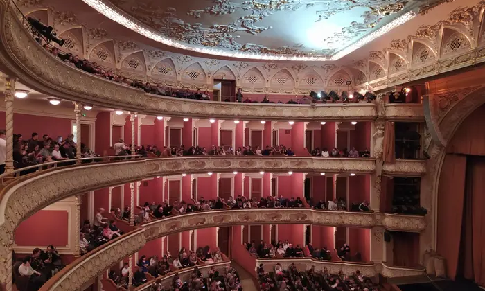 Разъяренные зрители требуют объяснений от театра