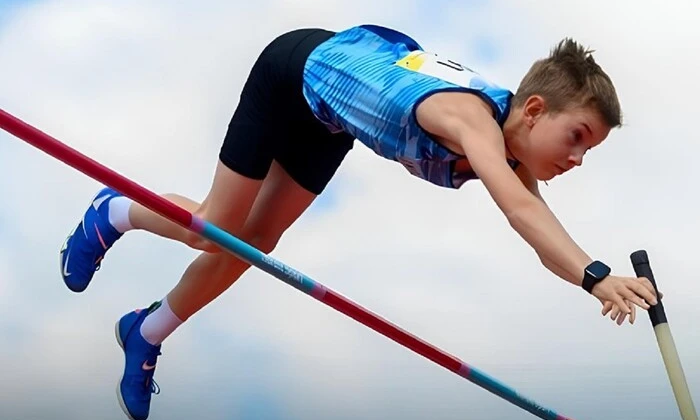 Украинский юноша славится в прыжках с шестом