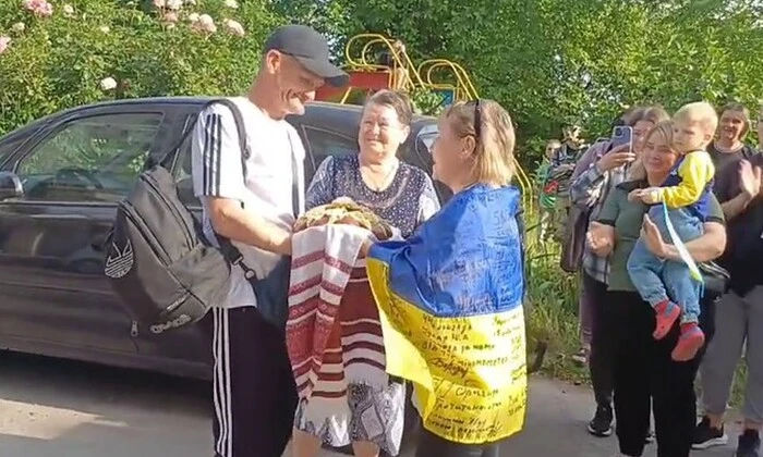 Фото военнослужащего, который вернулся домой