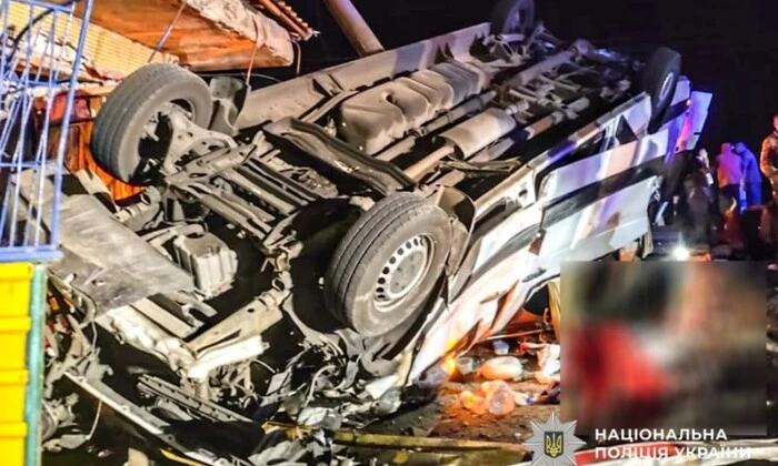 Аварія на Миколаївщині: перекинувся мікроавтобус з пасажирами