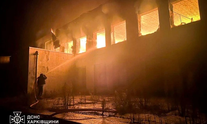 Вогонь на даху будівлі культурного центру