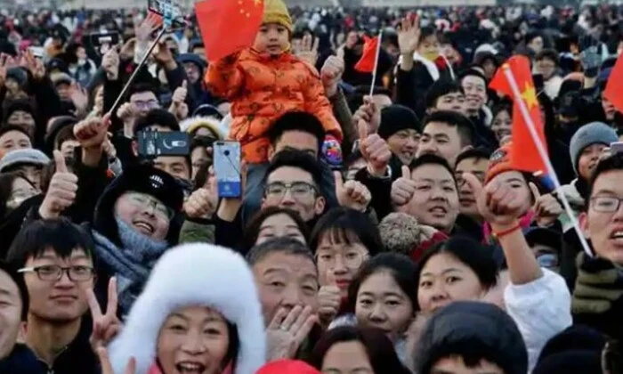 Жінка з дитинами на задньому плані
