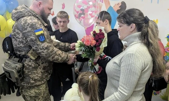 Зображення молодої жінки з щасливою сім'єю