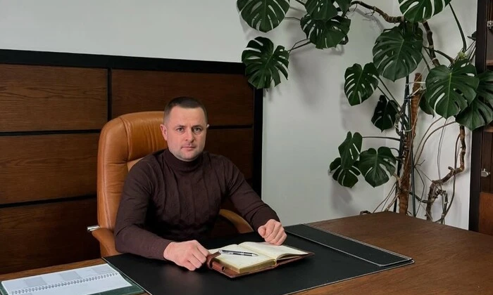 Чоловік, що повернувся на роботу