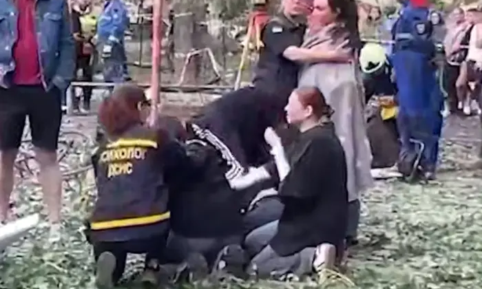 Тіло чоловіка під завалами в Києві