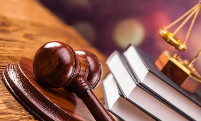 Мужчина стреляет в собаку на глазах ребенка