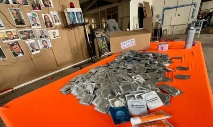 Французский мужчина отправляет депутатам презервативы