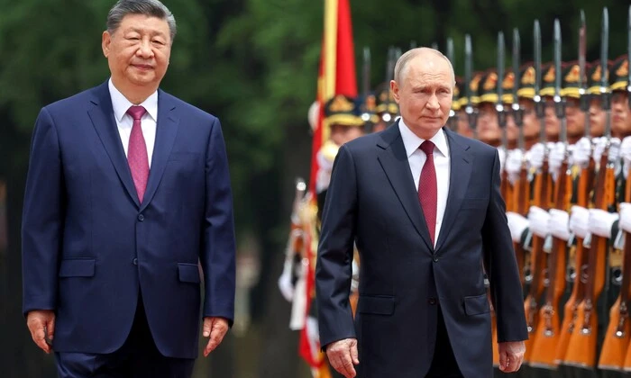 Путін в Китаї грає у танець лебедів