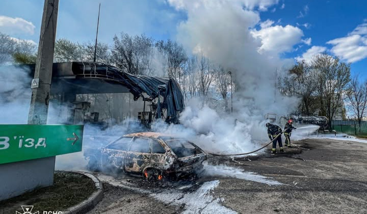 Пожары и разрушения после атаки дронов в Харькове