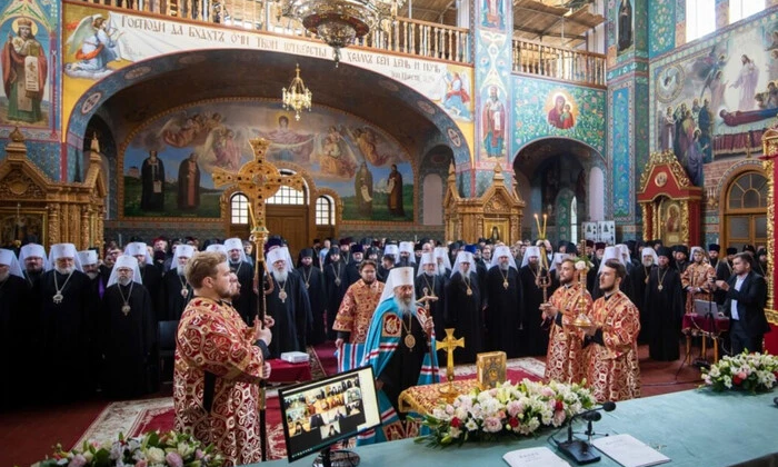 На зображенні Московський патріархат критикується