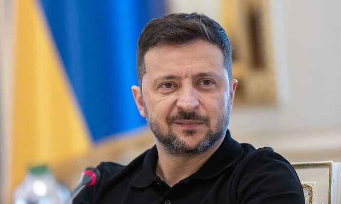 Військові дрони літають у небі