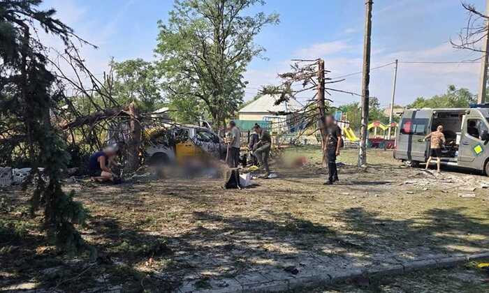 Поліцейський автомобіль перед будівлею лікарні
