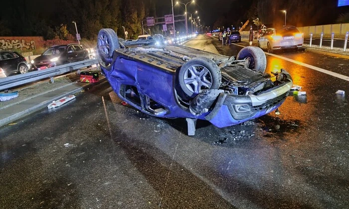 Авто посольства России перевернулось в Варшаве